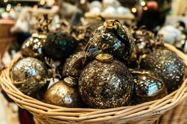 Noel ağacının Noel süslemeleri. Noel ağacında parlak toplar