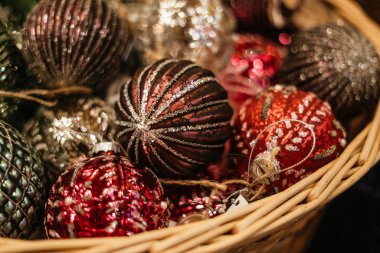 Noel ağacının Noel süslemeleri. Noel ağacında parlak toplar