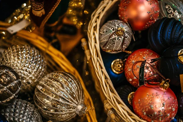 圣诞树上的圣诞装饰品特写 圣诞树上的彩球 — 图库照片