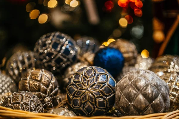 Kerstversieringen Kerstboom Close Lichte Ballen Kerstboom — Stockfoto