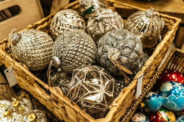 Kerstversieringen Kerstboom Close Lichte Ballen Kerstboom — Stockfoto