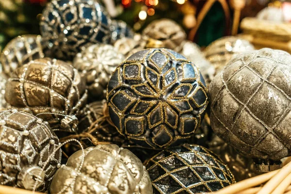 Kerstversieringen Kerstboom Close Lichte Ballen Kerstboom — Stockfoto