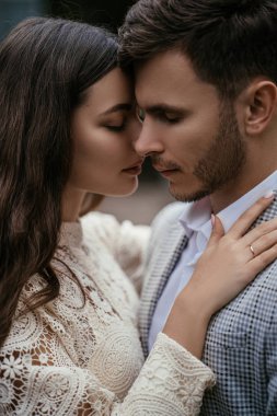 Romantik çift, gelin ve damat bahçedeki bitkilerin arka planına karşı serada poz veriyorlar. Reklam alanı