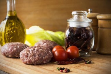 Ham Beşamel sos bir gemide sebze ile yalan.