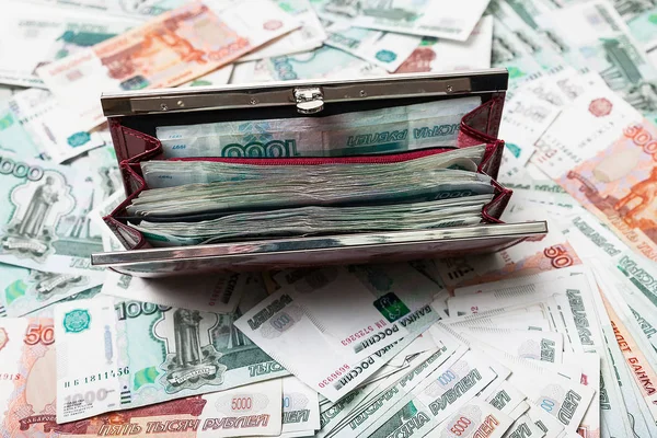 Bolsa vermelha cheia de dinheiro russo, muito dinheiro — Fotografia de Stock