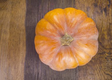 Ahşap arka plan üzerinde turuncu kabak