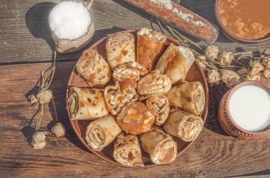 Peynir ve karamel ile krep rulo. 