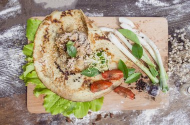  Et ile doldurulmuş krep rulo.