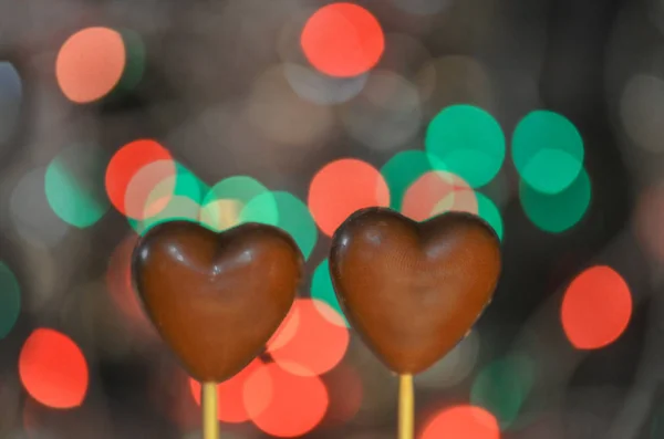 Sopa üzerinde kalp şeklinde çikolata — Stok fotoğraf