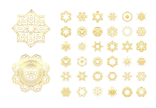Mandala doré. Modèle d'or isolé sur fond . — Image vectorielle