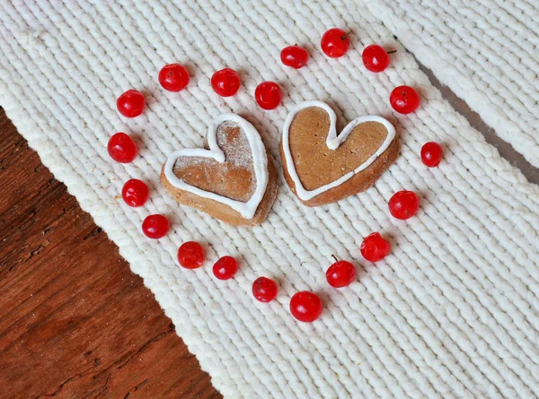Czerwone jagody w formie serca i pliki cookie — Zdjęcie stockowe