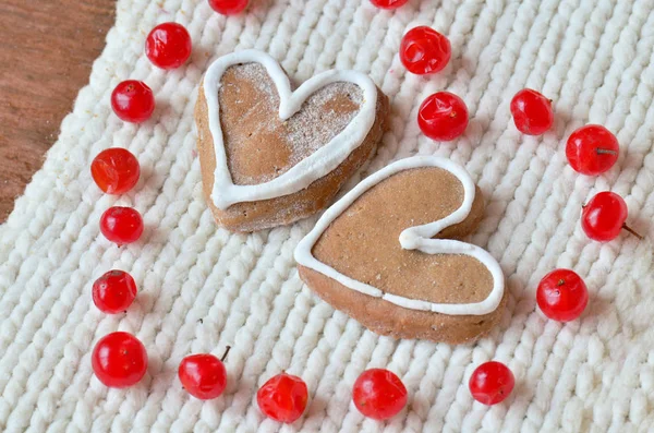 Bayas rojas en forma de corazón y galletas — Foto de Stock