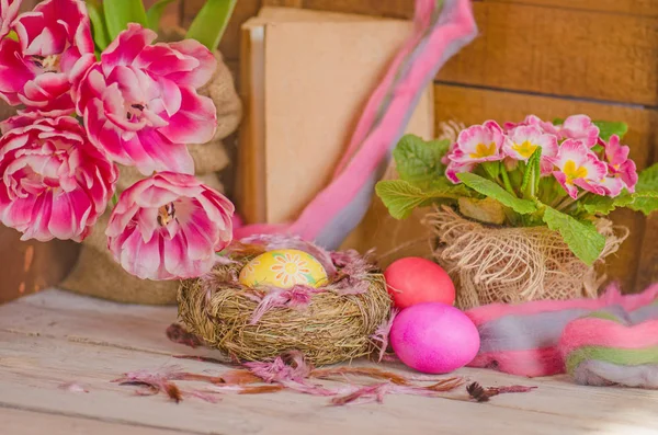 Fond de Pâques avec tulipes roses et oeuf de Pâques — Photo