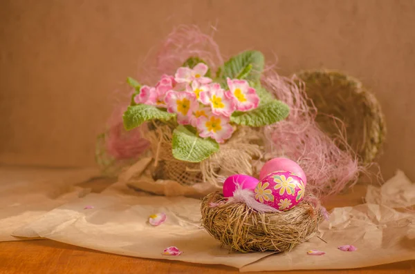 Fond de Pâques avec onagre rose et oeuf de Pâques — Photo