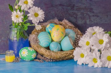 Ahşap arka planda paskalya yumurtaları