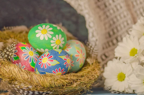 Oeufs de Pâques décorés avec marguerites — Photo