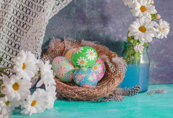 Easter telur pada latar belakang kayu — Stok Foto