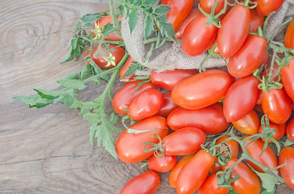 Frische, reife Tomaten auf Holz-Hintergrund — Stockfoto