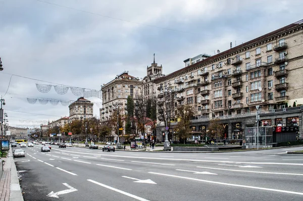 Calle Khreschatyk en Kiev. Gente caminando por la calle . — Foto de Stock