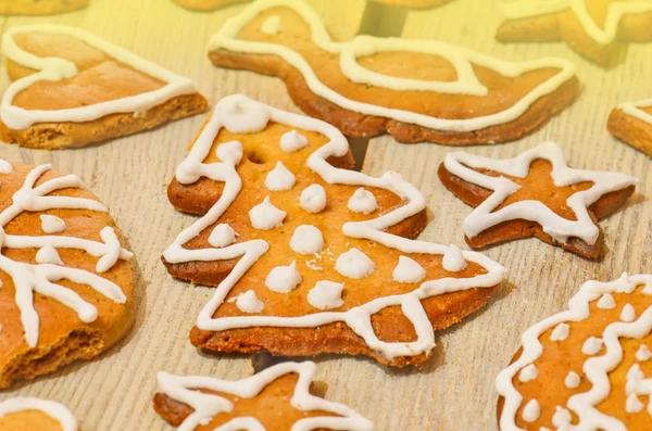 Biscoitos de gengibre de Natal decorado gelo . — Fotografia de Stock