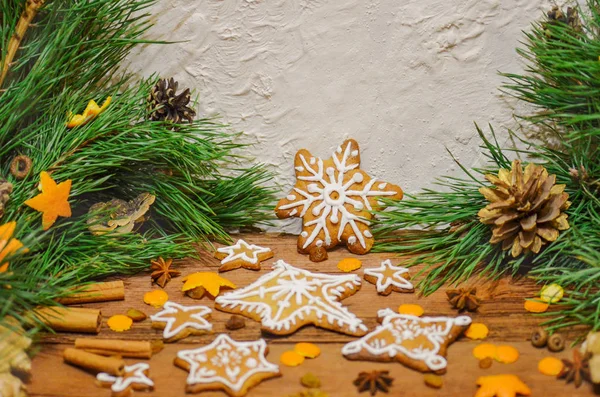 Hermosas galletas de fondo de Navidad. Galletas de Navidad con decoración festiva — Foto de Stock
