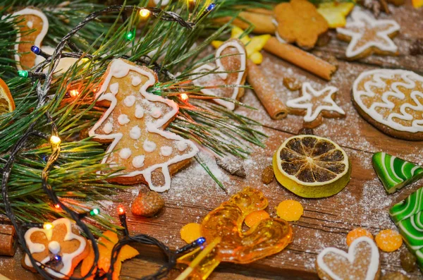 Bonitos cookies de fundo de Natal. Biscoitos de Natal com decoração festiva — Fotografia de Stock