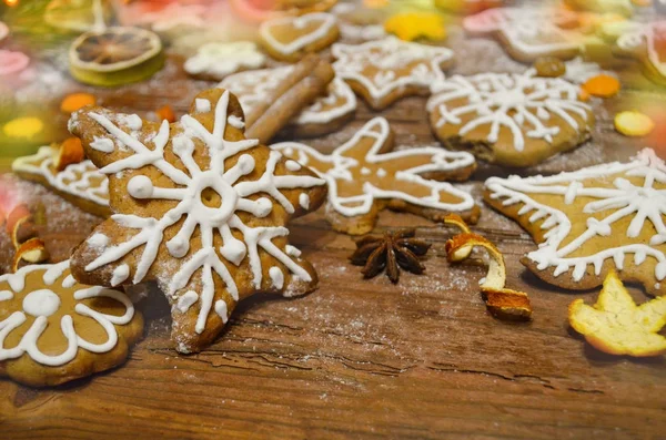 Biscoitos de Natal com decoração festiva — Fotografia de Stock