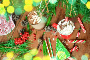 Festival zemin üzerine krem şanti ile sıcak çikolata.