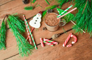 Noel ağacı ve oyuncaklar ile kakao 