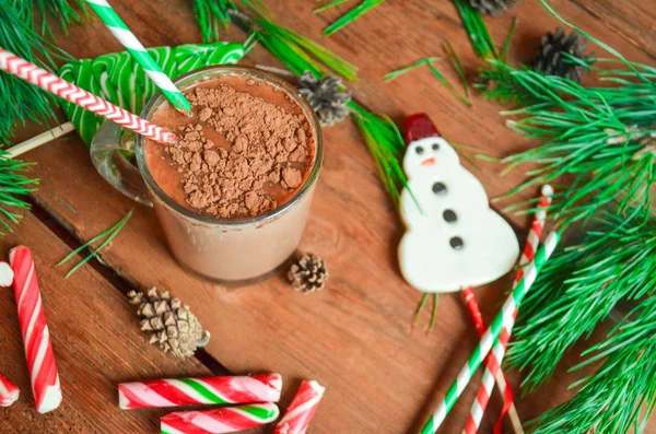Kış sıcak içecek şenlikli arka plan üzerinde. Cam Kavanoz içinde sıcak çikolata