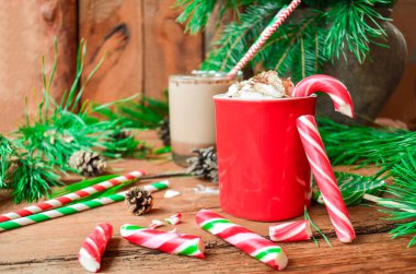 Krem şantili sıcak çikolata