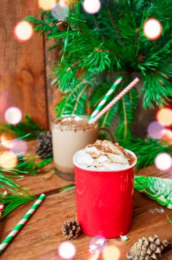 Krem şantili sıcak çikolata