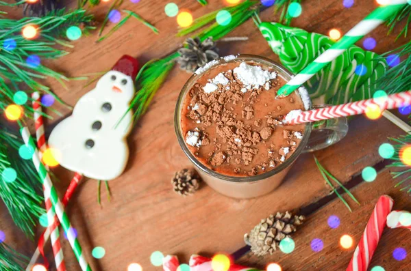 Noel ağacı ve oyuncaklar ile kakao 