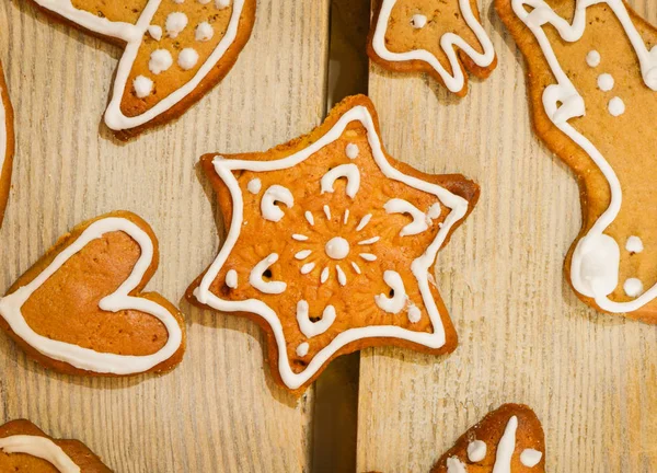 Biscoitos de gengibre estrela de Natal na mesa de madeira . — Fotografia de Stock
