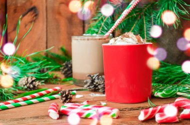 Sıcak kakao marshmallows ahşap arka plan üzerinde ile