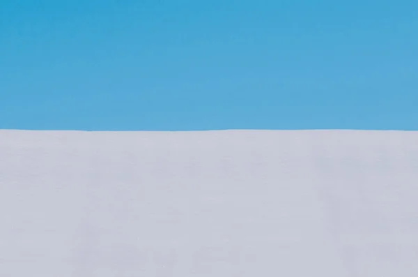 Fundo de inverno de neve e o céu azul. Conceito de design minimalista — Fotografia de Stock
