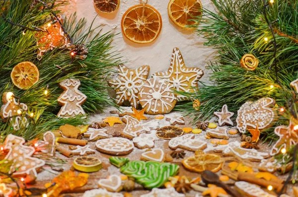 Gyönyörű karácsonyi háttér a cookie-k. Ünnepi dekoráció karácsonyi cookie-k — Stock Fotó