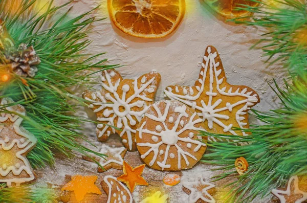 Biscuits de Noël sur table en bois — Photo