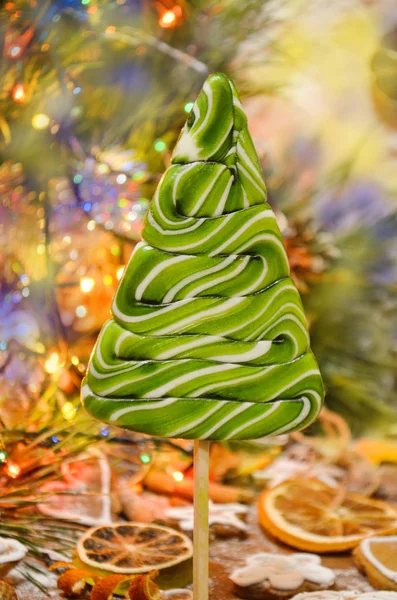 Pirulitos na forma de abeto. Árvore de Natal colorido — Fotografia de Stock