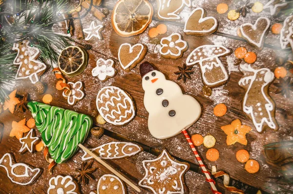 Mézeskalács cookie-k, csillag, fahéj, fűszerek, a fából készült asztal. — Stock Fotó