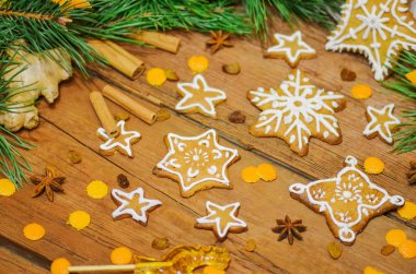 Noel kurabiyeleri ve şenlikli süslemeler