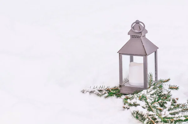 Lykta i snön. Lykta på en jul bakgrund — Stockfoto