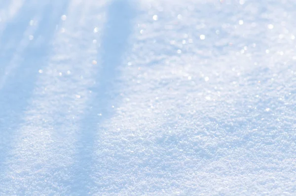 Pozadí čerstvého sněhu. Přirozené zimní pozadí. Snow textura v modrém tónu — Stock fotografie