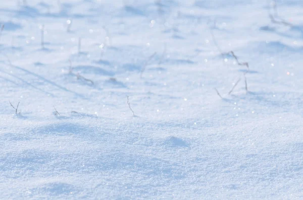 Fondo de nieve fresca. Fondo natural de invierno. Textura de nieve en tono azul — Foto de Stock