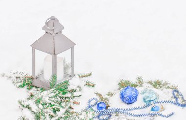 Fener karda. Noel arka plan üzerinde fener