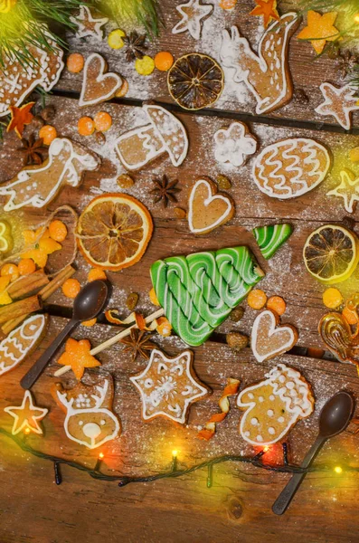 Galleta de Navidad sobre fondo de madera — Foto de Stock