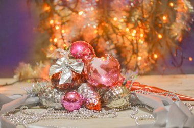 Ahşap arka planda noel süslemesi