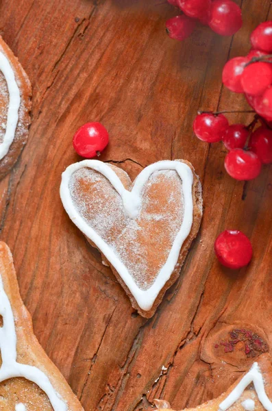 Bagas vermelhas maduras e bolo de coração — Fotografia de Stock