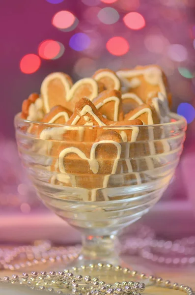 Biscuits colorés en forme de cœur. Cookies Valentine fond — Photo