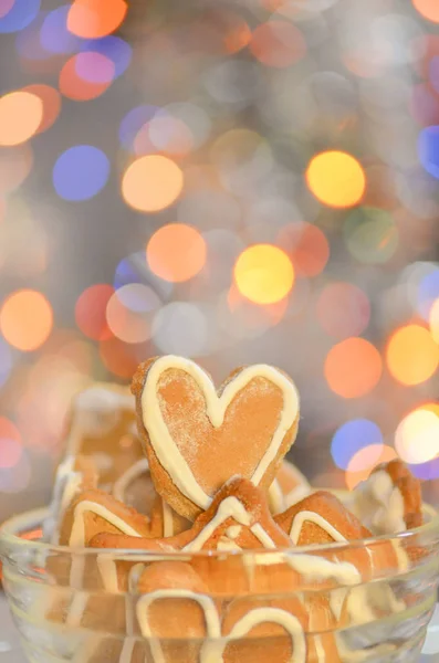 Galletas de colores en forma de corazón. San Valentín galletas fondo — Foto de Stock